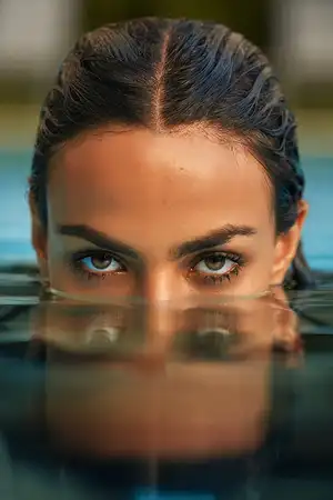 Gezicht van vrouw in het water, ogen spiegelen in het water (acryl)